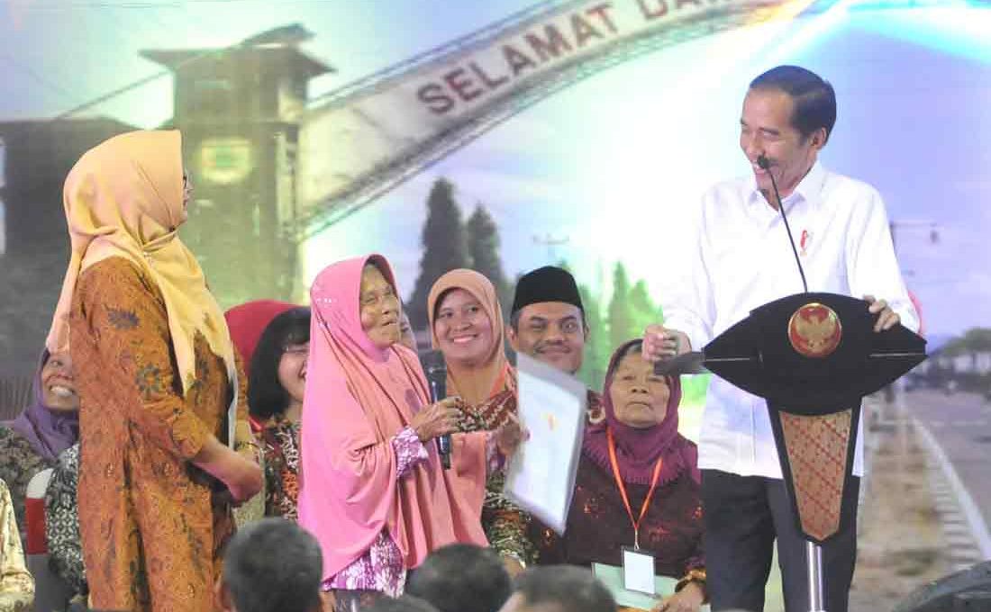 Presiden Jokowi Serahkan 3000 Sertifikat Hak Atas Tanah di Jawa Tengah