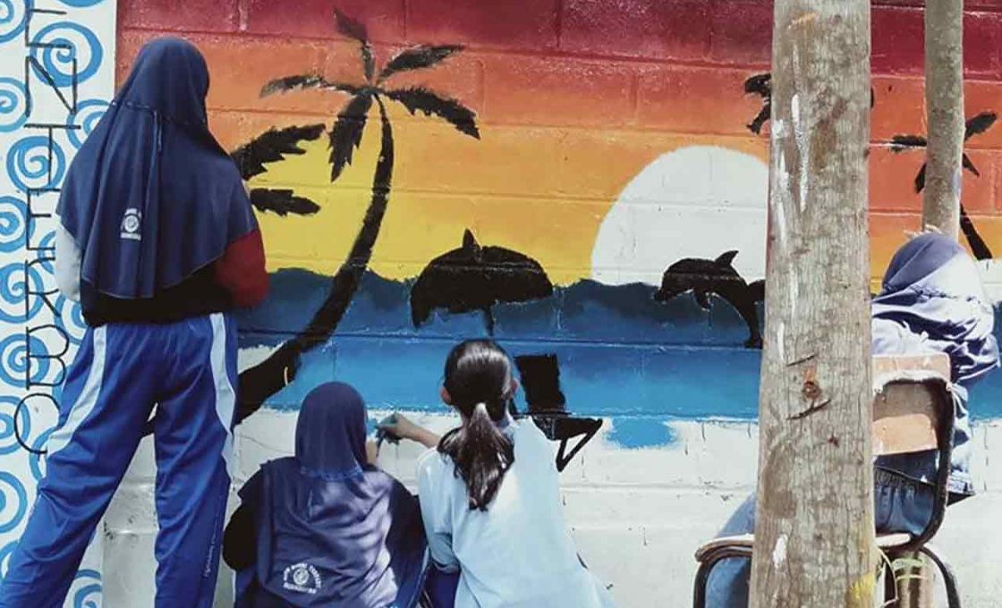 Mengayun Warna di Dinding Sekolah