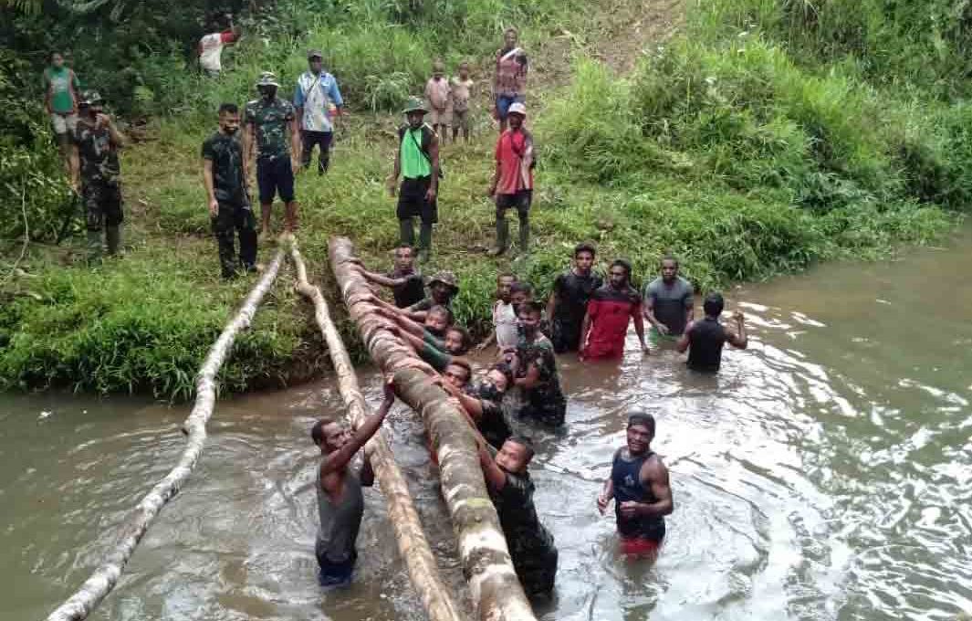 Satgas Pamtas Yonif Mekanis 516/CY buat Jembatan Penyeberangan Darurat