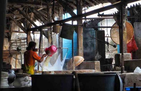 Ngintip Pabrik Tahu Tertua di Surabaya
