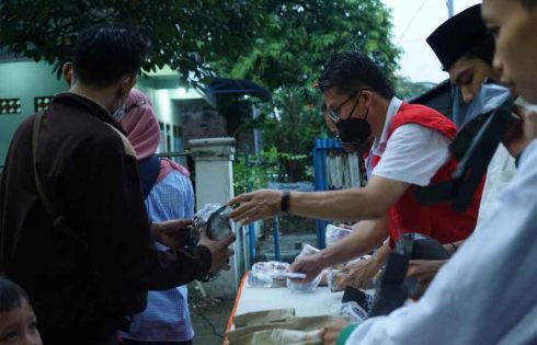 IKA Stikosa AWS, Gusdurian dan INTI Surabaya Bagikan 200 Paket Berbuka untuk Warga