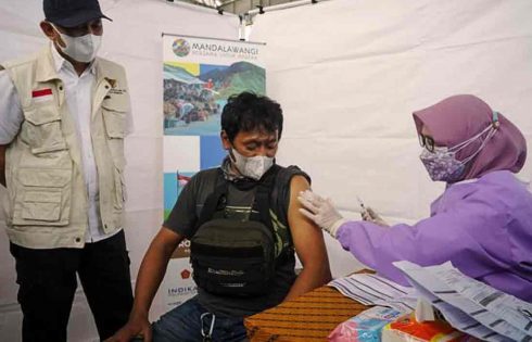 Teten Masduki : Vaksinasi Merupakan Kunci Pemulihan Ekonomi dan Dunia Usaha