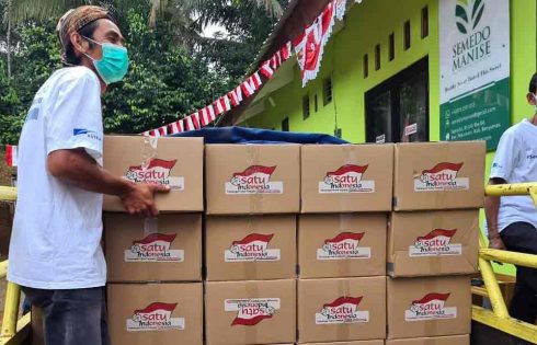 Tempuh Ratusan Kilometer, Semangat Biwi Suwito Distribusikan paket ‘Semangat Saling Bantu’ dari Astra