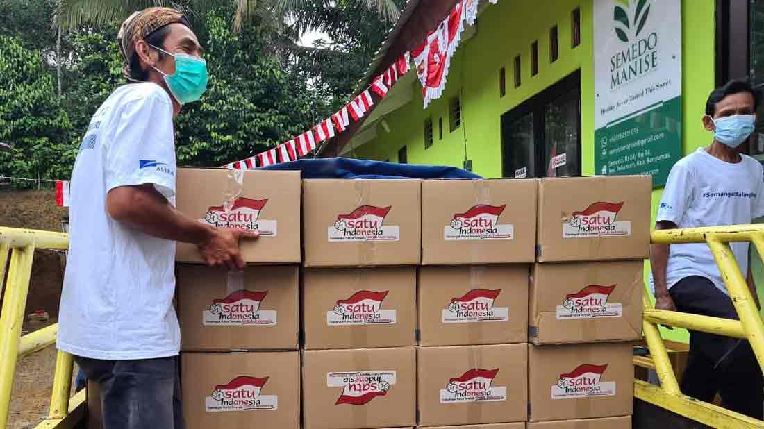 Tempuh Ratusan Kilometer, Semangat Biwi Suwito Distribusikan paket ‘Semangat Saling Bantu’ dari Astra