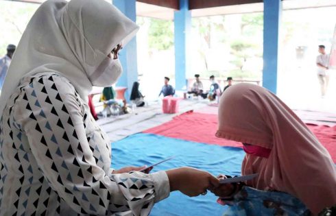 Berbagi di Masa Pandemi, Stikosa AWS dan Alumni Bagikan Seribu Sandal untuk Anak Yatim Dhuafa