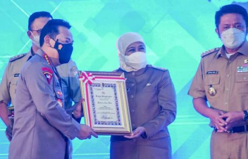 Kapolri Anugrahkan Penghargaan ETLE Nasional Presisi pada Gubernur Khofifah