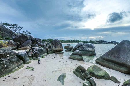 Pantai Tanjung Tinggi, salah satu lokasi syuting film Laskar Pelangi (foto: Dwi Damarpilau | unsplash)