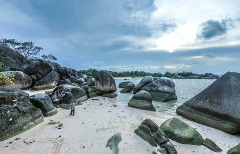 Jangan Bingung, Ini Kawasan Wisata Andalan di Bangka Belitung! Pantai Tanjung Tinggi, salah satu lokasi syuting film Laskar Pelangi (foto: Dwi Damarpilau | unsplash)
