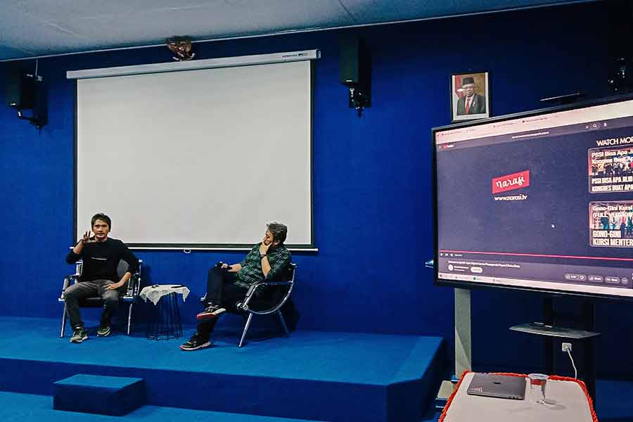 Zen RS, nara sumber diskusi, bersama Hendro D. Laksono, pendiri indonesiaimages.net