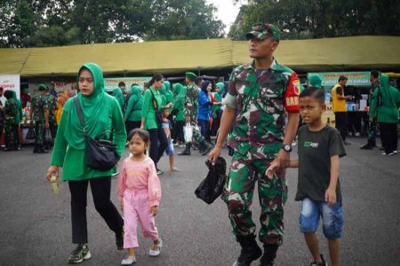 Berburu Barang Kebutuhan Lebaran dalam Bazar Murah di Kodam V/Brawijaya