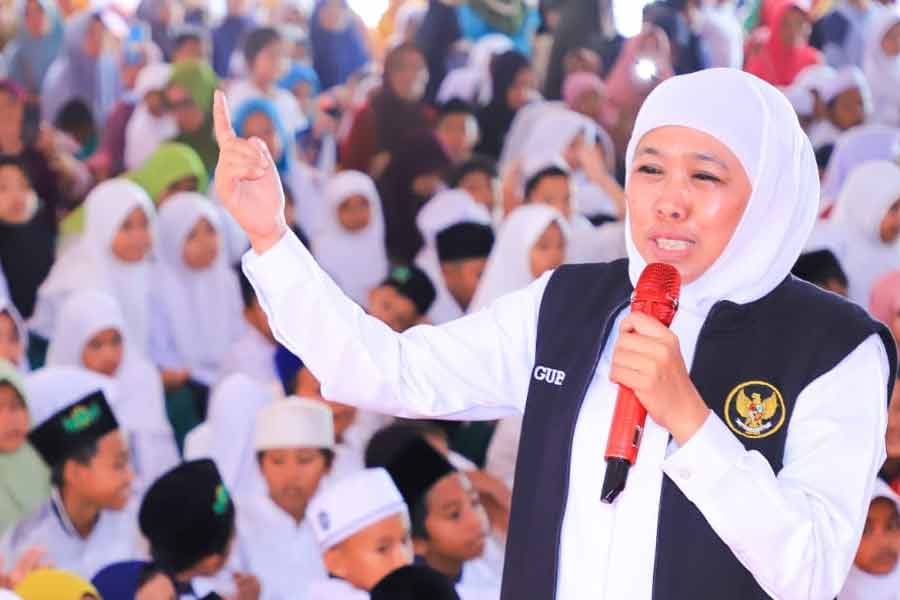 Gubernur Khofifah Beri Bantuan Usaha Z Chicken untuk 30 Mustahik di Kabupaten Probolinggo Gubernur Jawa Timur Khofifah Indar Parawansa