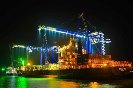 Dua unit container crane di Pelabuhan Kuala Tanjung tengah melakukan kegiatan bongkar muat peti kemas kapal MV. Strait Mas beberapa waktu yang lalu.