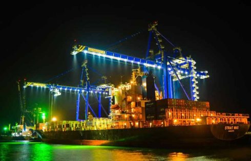 Pelabuhan Kuala Tanjung Dukung Aktivitas KEK Sei Mangkei dan Kawasan Industri di Sekitar Dua unit container crane di Pelabuhan Kuala Tanjung tengah melakukan kegiatan bongkar muat peti kemas kapal MV. Strait Mas beberapa waktu yang lalu.