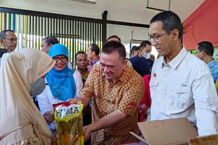 Ketua Umum Eka Tjipta Foundation, Hong Tjhin (tengah) dan Penjabat Gubernur DKI Jakarta, Heru Budi Hartono (kanan) saat kegiatan Bazar Minyak Goreng di RPTRA Kecapi, Jakarta Selatan, Jumat (14/4).