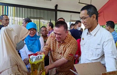 Sinar Mas Wakafkan Alquran dan Gelar Bazar Minyak Goreng di Balai Kota Ketua Umum Eka Tjipta Foundation, Hong Tjhin (tengah) dan Penjabat Gubernur DKI Jakarta, Heru Budi Hartono (kanan) saat kegiatan Bazar Minyak Goreng di RPTRA Kecapi, Jakarta Selatan, Jumat (14/4).