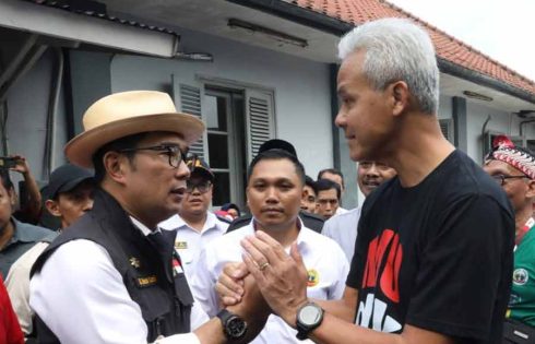 Dari Bandung Ganjar Ditemani Ridwan Kamil Lepas Pemudik Jateng Gubernur Jawa Barat Ridwan Kamil bersama Gubernur Jawa Tengah Ganjar Pranowo