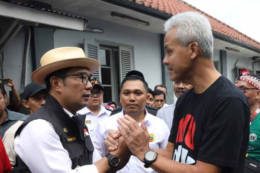 Gubernur Jawa Barat Ridwan Kamil bersama Gubernur Jawa Tengah Ganjar Pranowo