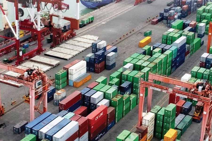 Pelindo Peti Kemas Bagikan 15 Ribu Paket Sembako Gratis