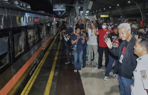 Ngintip Gaya Ganjar Lepas Ratusan Pemudik Jateng Via Kereta