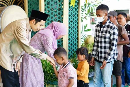 Gubernur Khofifah Bagikan Sembako di Hari Kedua Lebaran Open house ini merupakan kesempatan bagi masyarakat umum untuk dapat secara langsung datang ke Gedung Negara Grahadi dan bersilaturahmi dengan Gubernur