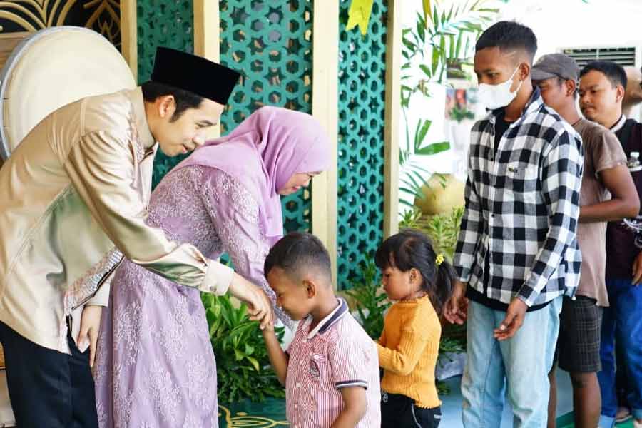 Gubernur Khofifah Bagikan Sembako di Hari Kedua Lebaran Open house ini merupakan kesempatan bagi masyarakat umum untuk dapat secara langsung datang ke Gedung Negara Grahadi dan bersilaturahmi dengan Gubernur