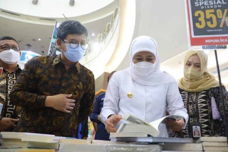 Hari Buku Sedunia, Gubernur Khofifah Dorong Minat Baca untuk Tangkal Disrupsi Informasi Gubernur Jawa Timur Khofifah Indar Parawansa