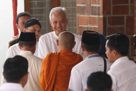 Ganjar Salami 6000 Orang saat Open House Tawangmangu Ganjar Pranowo menyalami pengunjung dari berbagai kalangan saat open house di tempat kelahirannya, Tawangmangu