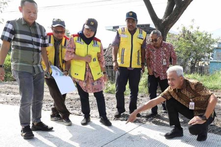 Gubernur Jawa Tengah Ganjar Pranowo mengecek perbaikan jalan di ruas Batangan, Kabupaten Pati.