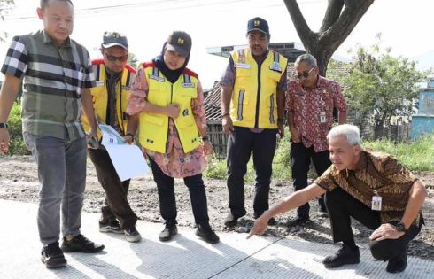 Jalan Batangan Kabupaten Pati Sudah Bisa Dilalui, Ganjar: Sekarang Sudah Lancar Gubernur Jawa Tengah Ganjar Pranowo mengecek perbaikan jalan di ruas Batangan, Kabupaten Pati.