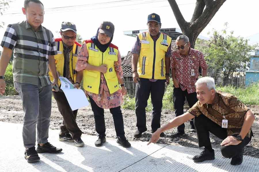 Jalan Batangan Kabupaten Pati Sudah Bisa Dilalui, Ganjar: Sekarang Sudah Lancar Gubernur Jawa Tengah Ganjar Pranowo mengecek perbaikan jalan di ruas Batangan, Kabupaten Pati.