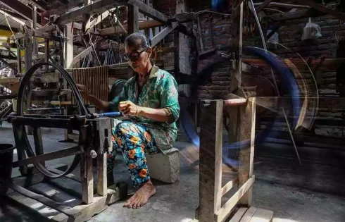 Perajin menyiapkan benang untuk membuat kain lurik dengan Alat Tenun Bukan Mesin (ATBM) di Dukuh Titang, Desa Tawang, Kecamatan Weru, Kabupaten Sukoharjo Jawa Tengah (foto: dok infopublik)