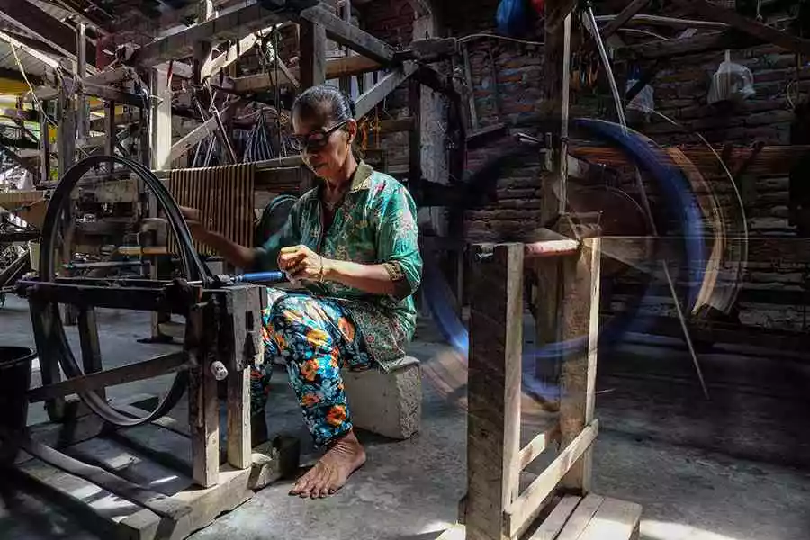 Kerajinan Kain Lurik Sukoharjo, Warisan Budaya yang Makin Dilirik Perajin menyiapkan benang untuk membuat kain lurik dengan Alat Tenun Bukan Mesin (ATBM) di Dukuh Titang, Desa Tawang, Kecamatan Weru, Kabupaten Sukoharjo Jawa Tengah (foto: dok infopublik)