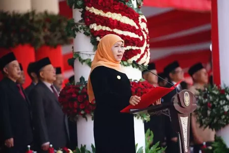 Gubernur Khofifah saat menghadiri upacara Hari Kelahiran Pancasila di Gedung Negara Grahadi Surabaya