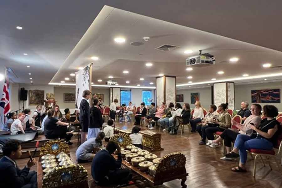 Seru! Siswa-siswa SD St. Matthew ini Gelar Pertunjukan Wayang di KBRI London Para guru dan orang tua murid yang hadir pada kesempatan ini mengaku senang sekaligus bangga menyaksikan kebolehan anak-anak mereka