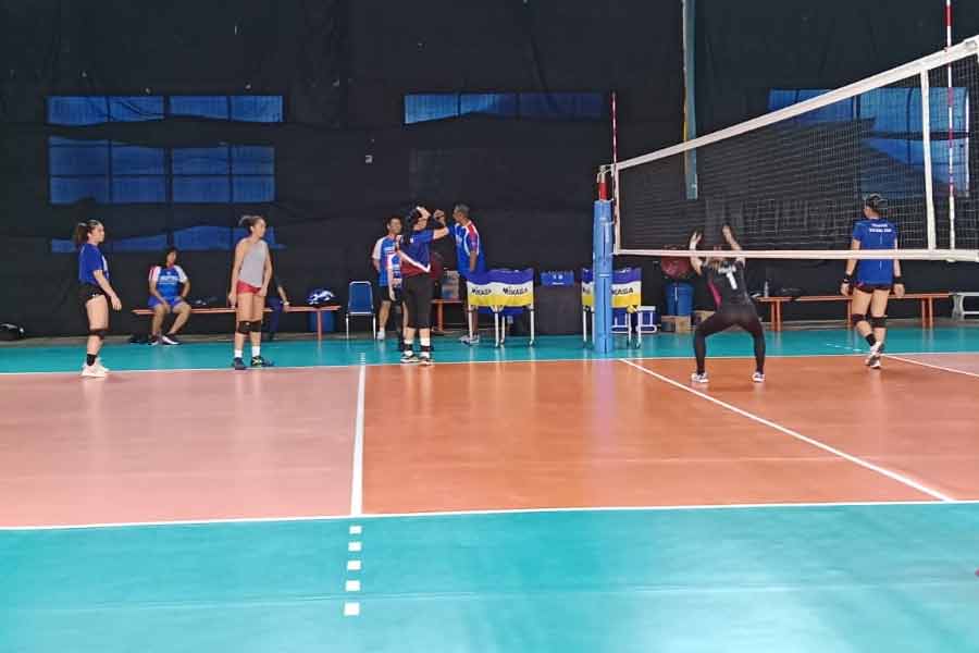 Tim voli Austraslia saat berlatih di GOR Stikosa AWS