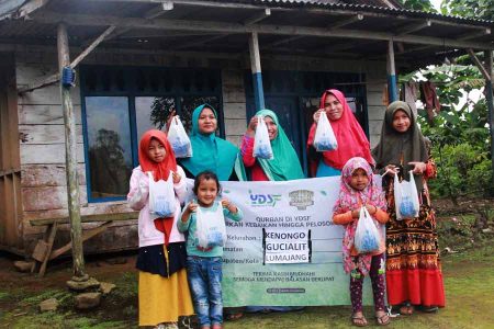 Target Naik 40 Persen, YDSF Siap Distribusikan Daging Kurban ke Kawasan Terpelosok Warga penerima daging kurban