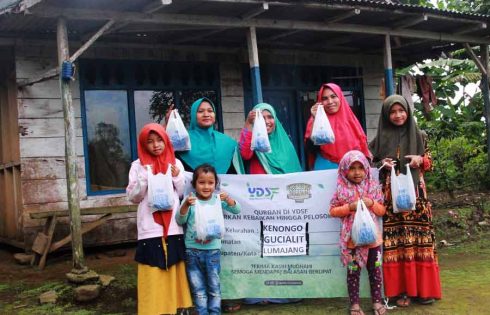 Target Naik 40 Persen, YDSF Siap Distribusikan Daging Kurban ke Kawasan Terpelosok Warga penerima daging kurban