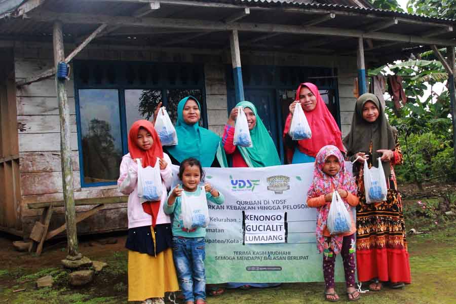 Target Naik 40 Persen, YDSF Siap Distribusikan Daging Kurban ke Kawasan Terpelosok Warga penerima daging kurban