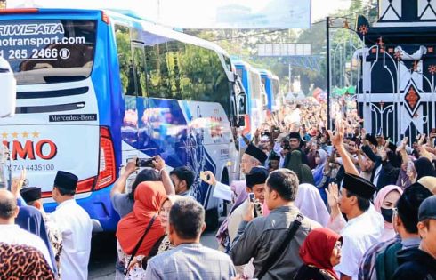 Ribuan warga mengiringi keberangkatan jamaah calon haji (Calhaj) asal Pemalang