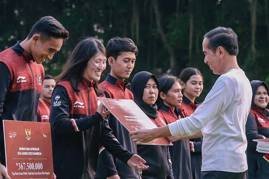 Bertemu Atlet SEA Games 2023, Jokowi Bagikan Bonus total Rp 289 Miliar Presiden Jokowi saat memberikan bonus untuk SEA Games 2023 (foto: Dok InfoPublik)