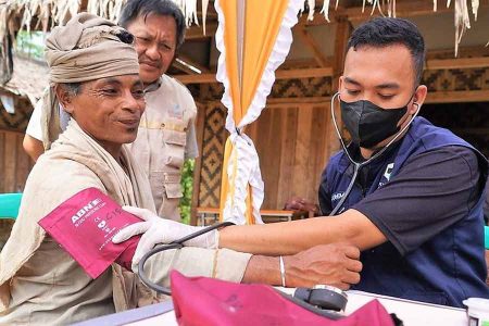 Pemerintah Jamin Akses Pelayanan Kesehatan Gratis Bagi Masyarakat Badui Salah satu anggota masyarakat Badui sedang menikmati layanan kesehatan