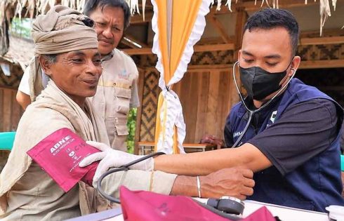 Pemerintah Jamin Akses Pelayanan Kesehatan Gratis Bagi Masyarakat Badui Salah satu anggota masyarakat Badui sedang menikmati layanan kesehatan