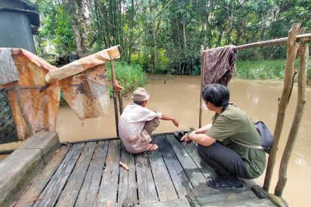 Warga Desa Dahai, Kecamatan Paringin, Kabupaten Balangan, Kalimantan Selatan, mencermati kondisi air yang semakin buruk