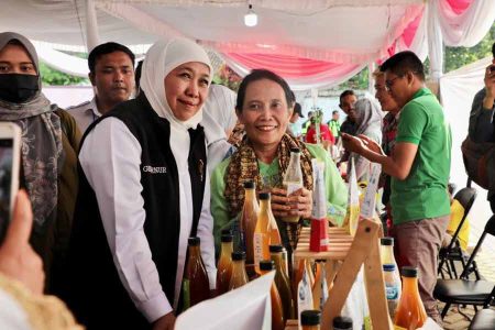 Gubernur Jawa Timur Khofifah Indar Parawansa saat meninjau langsung Bursa Jamu Materia Medica di UPT Laboratorium Herbal Materia Medica Batu, Dinas Kesehatan (Dinkes) Jatim
