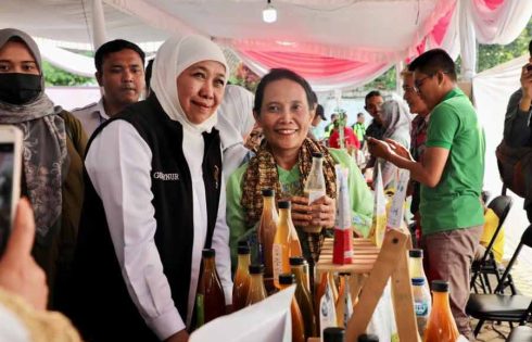Khofifah Kunjungi Bursa Jamu Materia Medica di UPT Laboratorium Herbal Materia Medica Batu Gubernur Jawa Timur Khofifah Indar Parawansa saat meninjau langsung Bursa Jamu Materia Medica di UPT Laboratorium Herbal Materia Medica Batu, Dinas Kesehatan (Dinkes) Jatim