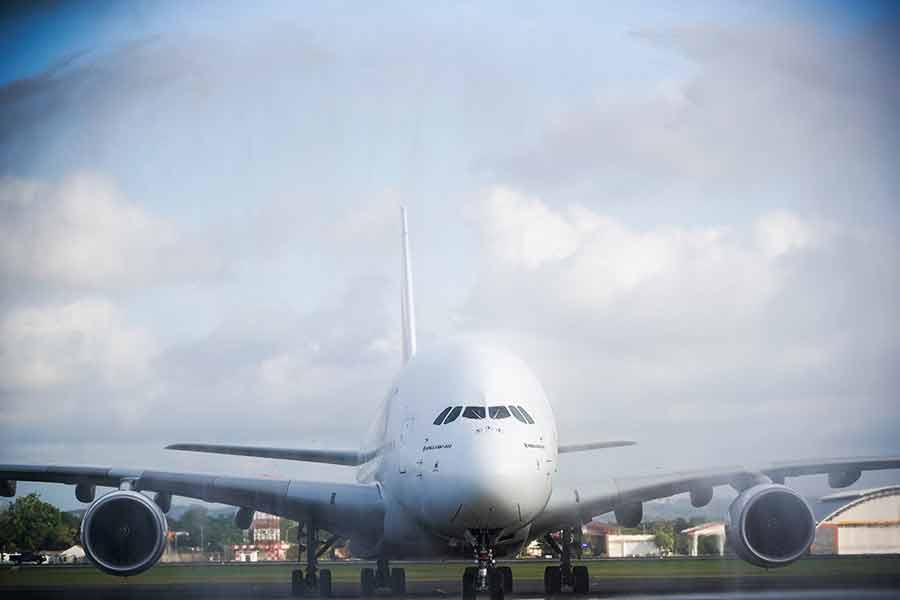 Pesawat Emirates A380 Mendarat Pertama Kali di Bandara I Gusti Ngurah Rai Bali Penerbangan perdana Emirates dengan A380 ke Bali
