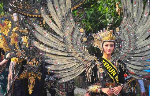 Troso Festival, Kembali Digelar dengan Mengusung Pesona Tenun dan Anyaman Bambu Salah satu peserta Karnaval Tenun Troso mengenakan kostum berbahan kain tenun di Desa Troso, Pecangaan, Jepara, Jawa Tengah (foto: infopublik.id)
