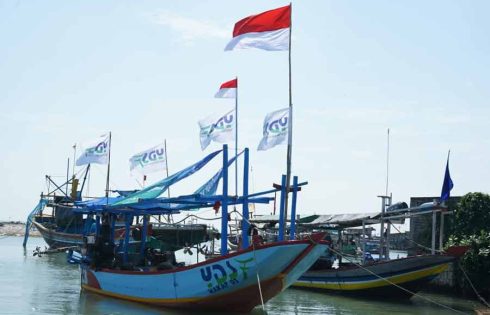 Wujudkan Program Wakaf Produktif, YDSF Serahkan Perahu Wakaf untuk Nelayan Brondong Lamongan Perahu Wakaf dari YDSF yang diserahkan untuk nelayan Brondong Lamongan