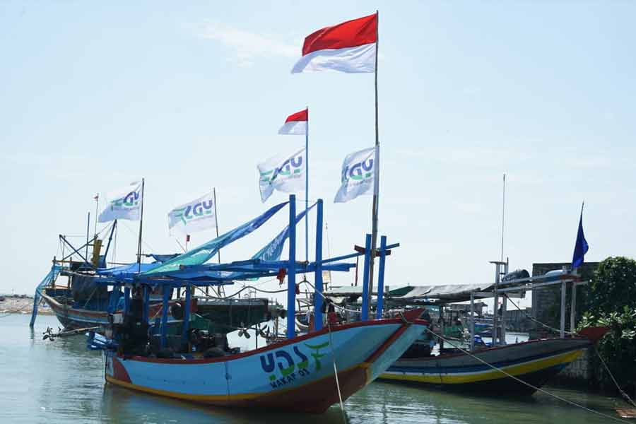 Wujudkan Program Wakaf Produktif, YDSF Serahkan Perahu Wakaf untuk Nelayan Brondong Lamongan Perahu Wakaf dari YDSF yang diserahkan untuk nelayan Brondong Lamongan