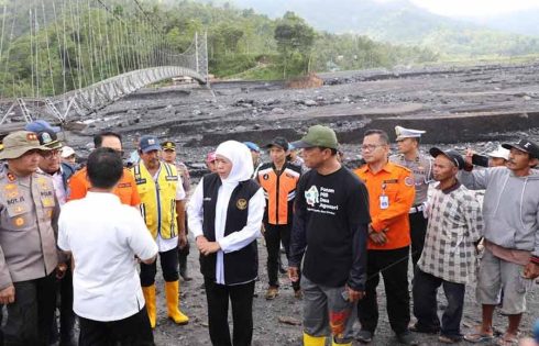 Gubernur Khofifah Tinjau Jembatan Putus Akibat Banjir Lahar Dingin di Lumajang Gubernur Khofifah saat meninjau jembatan yang putus akibat banjir lahar dingin di Kabupaten Lumajang
